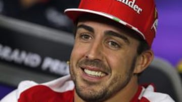 El piloto espa&ntilde;ol de F&oacute;rmula Uno Fernando Alonso, de Ferrari, sonr&iacute;e durante una rueda de prensa en el circuito Albert Park en Melbourne (Australia).
