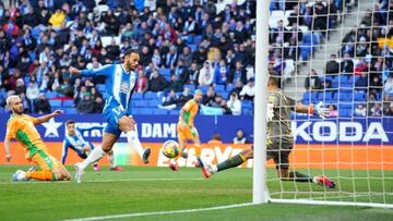 BARCELONA, SPAIN - JANUARY 21: Martin Braithwaite of RCD Espanyol scores the team's first goal as Claudio Bravo of Real Betis attempts to make a save during the LaLiga Santander match between RCD Espanyol and Real Betis at RCDE Stadium on January 21, 2023 in Barcelona, Spain. (Photo by Alex Caparros/Getty Images)