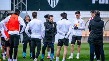 Rubén Baraja con varios miembros de la plantilla durante un entrenamiento