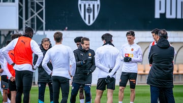 Rubén Baraja con varios miembros de la plantilla durante un entrenamiento