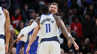Luka Doncic y Tim Hardaway Jr. celebran una canasta de los Dallas Mavericks.