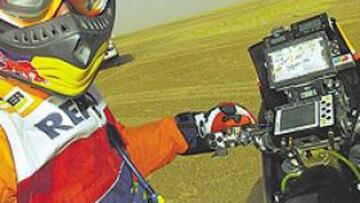 <b>MARC COMA BRILLA Y PETERHANSEL ARRASA. </b>El español de KTM acertó con la navegación en motos. Mientras, el francés Peterhansel (sobre estas líneas) se apuntó su segundo triunfo consecutivo en coches, y se hizo con autoridad con el liderato, demostrando que cuenta con serias opciones de revalidar la victoria final.