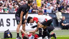 Santiago Giménez abandona por lesión su partido con el Feyenoord