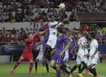 Fiorentina sufrió en su visita a Sevilla, en la Europa League.