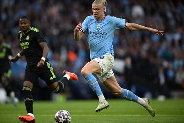 Haaland progresa con el balón controlado.