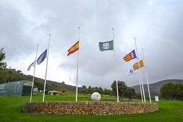 Banderas a media asta en el Club de Golf Alcanada en Alcudia, Mallorca. Homenaje en recuerdo a los afectados por la DANA.