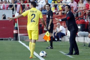 El entrenador del Sevilla, Unai Emery (d), durante el partido frente al Villarreal correspondiente a la trigésimo sexta jornada de Liga, disputado hoy en el estadio Ramón Sánchez Pizjuán.