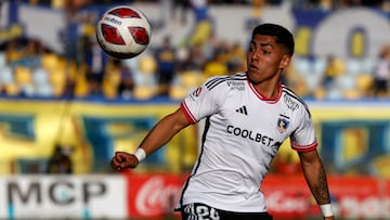 El jugador de Colo Colo, Jordhy Thompson, es fotografiado durante el partido de Primera División contra Everton.