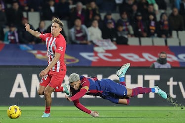 Why is Barcelona defender Ronald Araujo wearing a mask in the LaLiga game against Girona?