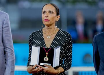 Claudia, la viuda de Santana, con la medalla.