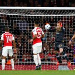 Ospina y su autogol influyen en un cambio de regla en la UEFA