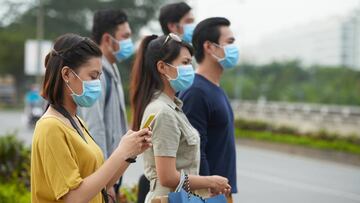 Personas protegiéndose del coronavirus vía Getty Images.