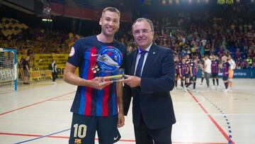 El jugador del FC Barcelona recibiendo el galardón de Jugador Estrella tras disputar el partido.