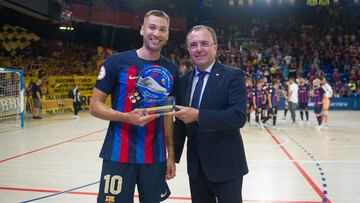 El jugador del FC Barcelona recibiendo el galard¨®n de Jugador Estrella tras disputar el partido.