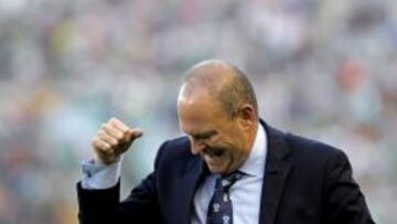 Pepe Mel, entrenador del Betis, durante el partido de Liga, correspondiente a la jornada trigésimo séptima en Primera División, que Real Betis y Real Zaragoza disputan, esta tarde, en el estadio Benito Villamarín, en Sevilla.