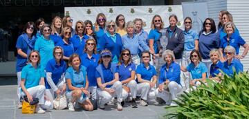 Las mujeres del Real Club de Golf El Prat recibieron la Solheim Cup con el uniforme tradicional del torneo.