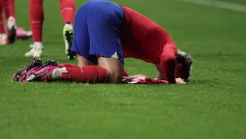 Griezmann besa la hierba del Metropolitano tras el 3-2.