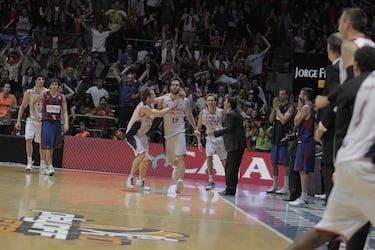 Fernando San Emeterio (Santander, 1984) pasará a la historia por ganar al menos dos Ligas con dos equipos diferentes y que ninguno sea ni el Madrid ni el Barça. Celebró el éxito del Valencia en 2017, pero antes, el 15 de junio 2010 protagonizó una de las jugadas más icónicas del campeonato español, un 2+1 que le dio al Baskonia la tercera Liga de su historia. Una canasta con tiro libre adicional que abatió a un Barça (0-3) que parecía inabordable y que un mes antes había ganado la Euroliga con exhibición en la Final Four. Con 76-78 y a falta de siete segundos, Basile marró su segundo tiro libre, el rebote lo atrapó el propio San Emeterio que cabalgó de zona a zona culminando a aro pasado entre los brazos de Terence Morris. Locura desatada en Vitoria, pero ‘Saneme’ pedía calma. Debía embocar el tiro libre… lo hizo: 79-78.