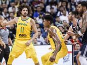 Antetokounmpo dobla la rodilla ante la veterana Brasil