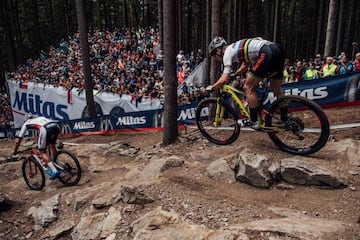 El ganador de la World Cup de MTB -en este caso de XCO- se gana el derecho a llevar el maillot arcoíris, tal y como hace Nino Schurter en la foto.