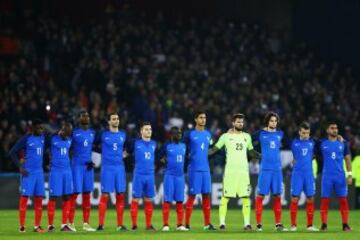 LENS, FRANCE - NOVEMBER 15:  The team of France stand for a minute silence prior to the International Friendly match between France and Ivory Coast held at Stade Felix Bollaert Deleis on November 15, 2016 in Lens, France.  (Photo by Dean Mouhtaropoulos/Ge