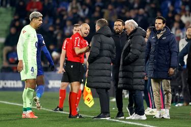 El árbitro, González Fuertes, amonesta con tarjeta amarilla a Bordalás y a Flick tras el rifirrafe entre Balde e Ismael.