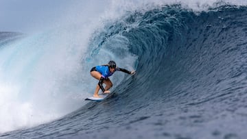 Paris 2024 Olympics - Surfing - Women's Round 2 - Heat 8 - Teahupo'o, Tahiti, French Polynesia - July 28, 2024. Janire Gonzalez Etxabarri of Spain rides a wave. Ed Sloane/Pool via REUTERS