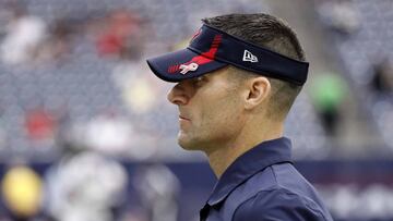 Durante la presentación de Lovie Smith como head coach de los Texans, Caserio negó que la demanda de Flores afectara el proceso de Houston.