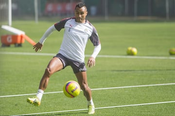 El ‘Aris’ se ha ganado un puesto titular con las Chivas y su buen nivel ha llamado la atención de los aficionados. Sin embargo, Osorio ha preferido ir con futbolistas que pueden cubrir más posiciones que la lateral.