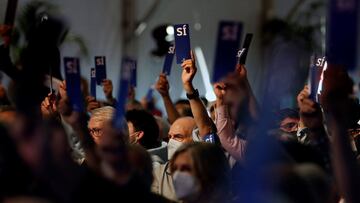 Momento de la votación durante la Asamblea General de Socios Compromisarios del FC Barcelona.