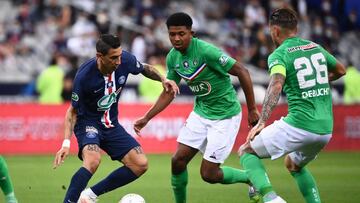 Paris Saint-Germain&#039;s Argentine midfielder Angel Di Maria (L) vies for the ball with Saint-Etienne&#039;s French defender Wesley Fofana (C)  during the French Cup final football match between Paris Saint-Germain (PSG) and Saint-Etienne (ASSE) on July