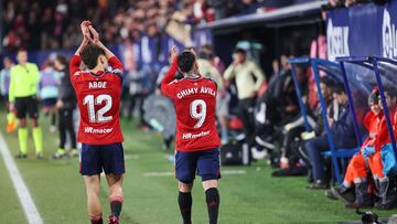 Chimy Ávila y Abde dan las gracias a la afición tras el partido ante el Celta.