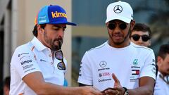 Mercedes&#039; British driver Lewis Hamilton (R) walks down the paddock with McLaren&#039;s Spanish driver Fernando Alonso (L) ahead of the Abu Dhabi Formula One Grand Prix at the Yas Marina circuit on November 22, 2018. (Photo by Andrej ISAKOVIC / AFP)