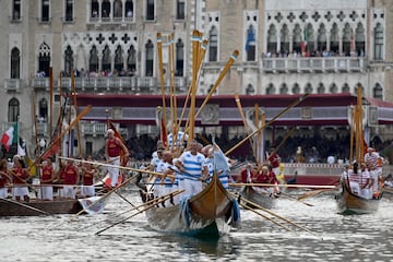 Un gran número de turistas y curiosos se congregaron en torno al Gran Canal de Venecia para presenciar la Regata Histórica anual de góndolas y 
 embarcaciones, que tiene lugar en la ciudad italiana. Se trata de uno de los
acontecimientos más antiguos que se celebran en la laguna, ya que su origen se remonta, al menos, al siglo XIII.