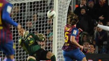 <b>PROVIDENCIAL. </b>Valdés tuvo bastante trabajo en determinadas fases del partido. Realizó dos palabras milagrosas al inicio de cada tiempo. En la imagen, al disparo de Ifran.