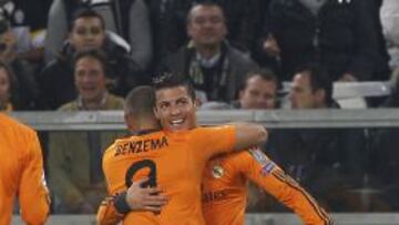 Cristiano celebra su gol con Benzema.