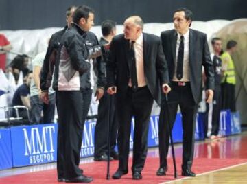 El entrenador del Real Madrid Pablo Laso, con muletas.