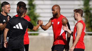 Almeyda saluda a Marcao en un entrenamiento de este verano.