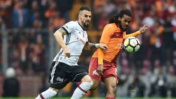 Galatasaray&#039;s Belgian defender Jason Denayer (R) vies for the ball with Besiktas&#039; Spanish forward Alvaro Negredo during the Turkish Spor Toto Super league football match between Galataray and Besiktas on April 29, 2018 at the TT Arena stadium in