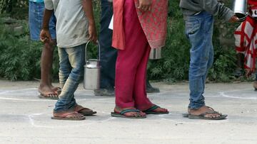 New Delhi (India), 27/04/2020.- People stand on designated areas to maintain social distancing as they queue to receive free food from the authorities, on the outskirts of New Delhi, India, 27 April 2020. India's Prime Minister Narendra Modi on 14 Ap