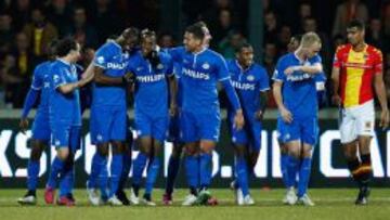 Jugadores del PSV celebran uno de los tantos marcados ante el Go Ahead Eagles