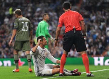 MADRID, SPAIN - OCTOBER 18:  Cristiano Ronaldo of Real Madrid jokes with an additional assistant referee during the UEFA Champions League Group F match between Real Madrid CF and Legia Warszawa at Bernabeu on October 18, 2016 in Madrid, Spain.  (Photo by 