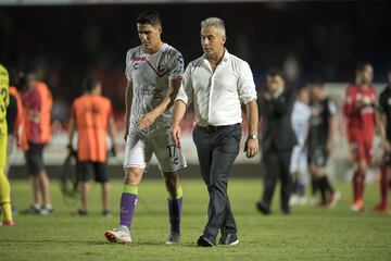 El chileno relevó a 'Memo' Vázquez, técnico que inició el torneo con Veracruz, después de casi 11 años sin dirigir profesionalmente. Sus resultados son fueron buenos. Dirigió ocho encuentros, siete de Liga MX en los que sumó solamente dos puntos. Tras la derrota 2-3 contra Pachuca en casa, los 'escualos' bajaron al último lugar de la tabla general, separados de Atlas solo por diferencia de goles. El auxiliar Hugo Chávez tomará el interinato.