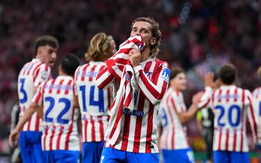 Antoine Griezmann anotó el 3-0 y el gol 200 con el Atlético. El Metroplitano puesto en pie para homenajear a su ídolo, que mostró una camiseta con el dorsal 200. Una noche que, de momento, es un sueño en el estadio rojiblanco.