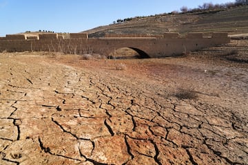 Fotografía del 3 de febrero de los restos del antiguo pueblo de Peñarrubia que quedaron al descubierto por la ausencia de agua en el embalse de Guadalteba a causa de la extrema sequía, en Málaga, Andalucía.