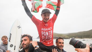 Adur Amatriain (EUK) a hombros de su padre Ibon y de Aritz Aranburu, con Ruben Vitoria sujetando su table de surf y &eacute;l con una ikurri&ntilde;a en brazos. 