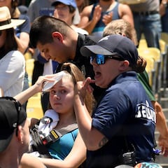 Cody Bellinger da batazo y la pelota golpea a una mujer