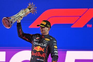 El piloto holandés de Red Bull, Max Verstappen, levanta su trofeo de primer lugar en el podio después del Gran Premio de Fórmula Uno de Arabia Saudita