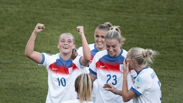 Ella Toone celebra un gol con sus compañeras de la selección inglesa.