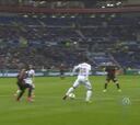 ¡Lujo extremo! Control de fantasía y golazo de Lacazette